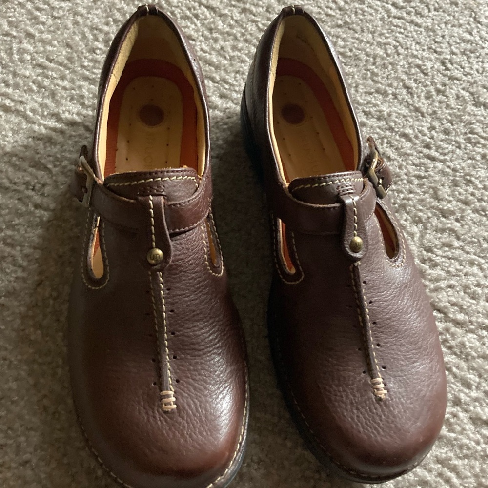 Clarks Mary Jane style Women’s size 8 1/2. Excellent condition. Color -Brown